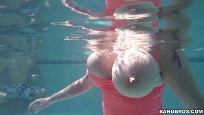 Brandy Talore gets pounded hard in the pool by a big-titted MILF - sexu.com