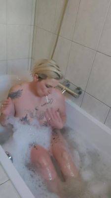 Milf Is Smoking In Her Bath - hclips.com